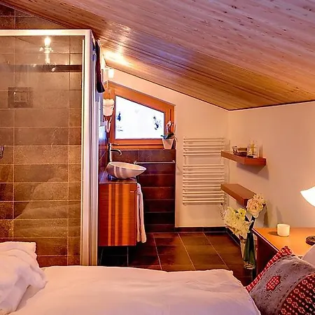Hébergement de vacances Sleeps 8 *